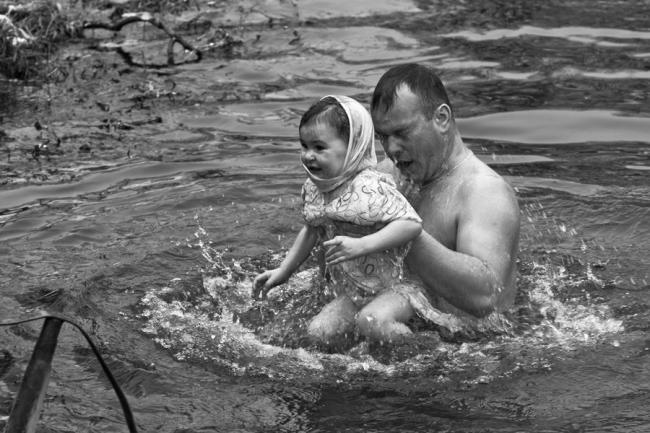 Папа купает дочку. Дети купаются в реке. Купание детей девочек. Совместное купание. Купание советских детей.